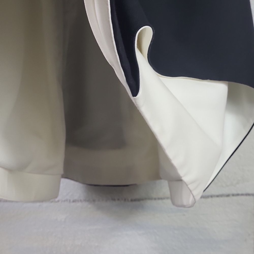 Notch Neck Dress in‎ Black & Chalk Halston Heritage. Size 8 - Picture 5 of 7